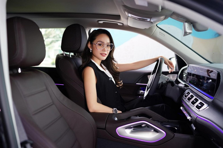 Minh Hằng là một nữ ca sĩ, diễn viên điện ảnh-diễn viên truyền hình, người mẫu, người mẫu ảnh kiêm nhà sản xuất phim người Việt Nam. Cô bước chân vào lĩnh vực nghệ thuật từ năm 16 tuổi với vai trò là ca sĩ hát nhóm, và tham gia diễn xuất trong một vài bộ phim truyền hình nhưng không tạo được nhiều dấu ấn. Đến năm 2007, sau thành công của bộ phim Gọi Giấc Mơ Về, tên tuổi của Minh Hằng bắt đầu được nhiều khán giả chú ý và yêu thích.