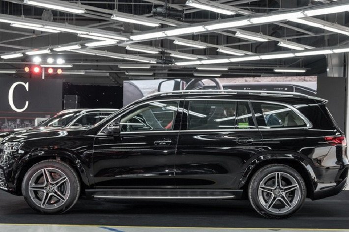 Mercedes-Benz GLS 450 4MATIC được trang bị khối động cơ I6 hoàn toàn mới, dung tích 3.0L có công suất lên đến 367 mã lực tại 5.500-6.100 vòng/phút và mô-men xoắn cực đại đạt 500 Nm ở 1.600-4.500 vòng/phút. Kết hợp cùng với đó là hệ thống mild-hybrid EQ Boost với động cơ điện 48V có khả năng hỗ trợ tức thời 22 mã lực và 250 Nm cho động cơ đốt trong, giúp xe bứt tốc nhanh chóng ở mọi dải tốc độ và loại bỏ hoàn toàn độ trễ khi nhấn chân ga.