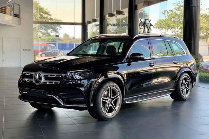 Mercedes-Benz GLS 450 2021 của Minh Hằng chọn mua có ngoại thất màu đen và thêm nhiều chi tiết mạ crôm tạo điểm nhấn. Bên trong Mercedes-Benz GLS của nữ ca sĩ 8X này có nội thất màu nâu nhạt và hệ thống thông tin giải trí Mercedes-Benz User Experience (MBUX) với 2 màn hình 12,3 inch nối liền nhau, vô lăng 3 chấu ốp gỗ một phần và cách bố trí mặt táp-lô. Theo hãng Mercedes-Benz, GLS thế hệ mới được trang bị cả 3 hàng ghế đều gập chỉnh điện. Khi không cần dùng đến, hàng ghế thứ 2 và 3 có thể gập xuống sàn để tăng thể tích khoang hành lý lên 2.400 lít.