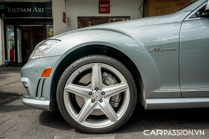 Mercedes-Benz S65 AMG đời W221 được trang bị cỗ máy V12 tăng áp kép (biturbo) có dung tích 6.0 lít, sản sinh công suất tối đa 604 mã lực tại dải vòng tua 4.800 – 5.100 vòng/phút và mô-men xoắn cực đại đạt mức 1.000 Nm tại dải vòng tua từ 2.000 – 4.000 vòng/phút.