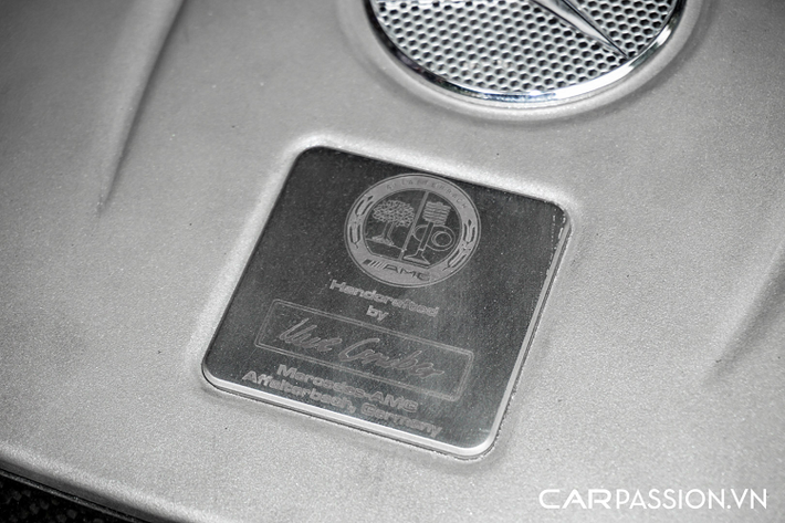 Đáng chú ý, phiên bản S65 đi kèm với hệ thống treo đặc biệt được lập trình lại để mang đến trải nghiệm lái thể thao hơn cũng như tính ổn định khi vận hành ở tốc độ cao. Các chi tiết của bản facelift còn bao gồm hệ thống đèn pha và đèn hậu LED hiện đại. Cản sau có thiết kế đầy cơ bắp, tên xe và logo AMG được đính ở hai bên đuôi xe. Mercedes-Benz S65 AMG W221 sử dụng hệ thống ống xả có âm thanh uy lực hơn, gồm hai chụp xả kép thay vì 4 họng xả oval nằm tách biệt như S63.