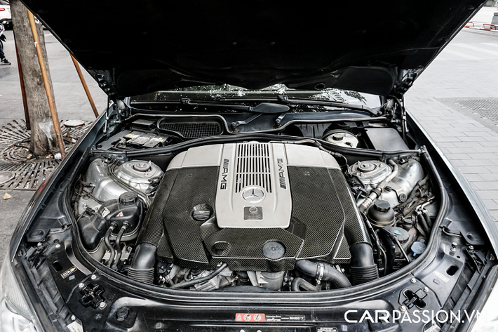 Xe được trang bị bộ mâm AMG 5 chấu đơn có đường kính 20 inch màu bạc, kết hợp cùng lớp sơn màu xanh đá độc đáo. Ẩn phía sau là hệ thống phanh đĩa hiệu suất cao gồm đĩa phanh cỡ lớn và cùm phanh AMG, chi tiết này có vai trò tối quan trọng giúp kiềm hãm sức mạnh của chiếc sedan từng một thời là nhanh nhất thế giới này. Hai bên hông xe có sự xuất hiện của dòng chữ "V12 Biturbo" tượng trưng cho khối động cơ trên xe và gương chiếu hậu vuông tích hợp đèn báo rẽ thay cho dạng tròn trên bản pre-facelift.