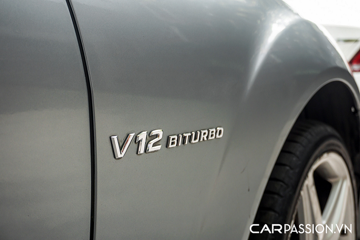 Phần đầu xe có tạo hình hầm hố với các khe hút gió được mở rộng và bổ sung thêm dải LED định vị, lưới tản nhiệt 4 nan đơn được đính logo ngôi sao ba cánh. Nắp ca-pô dập gân nổi và trang bị các khe thoát khí cho khối động cơ phía dưới.