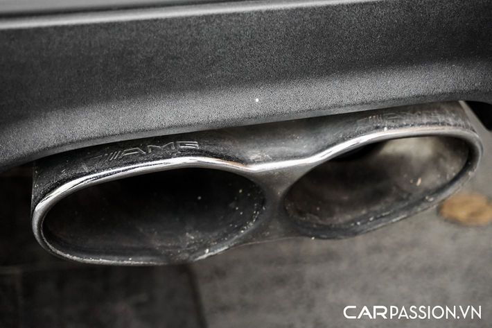 Khoang nội thất trên S65 AMG là sự kết hợp hài hoà giữa tính sang trọng và thể thao, ghế ngồi đính logo AMG và toàn bộ cabin đều được bọc da cao cấp. Điểm nhấn của khoang lái chính là đồng hồ cơ đắt giá của thương hiệu IWC và logo V12 trên bảng điều khiển. Hàng ghế thứ hai có không gian rộng rãi, đi kèm với hệ thống điều hoà độc lập.