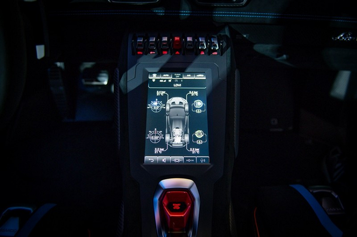 Nắp che động cơ phía sau dạng mở rời, tích hợp hốc gió NACA và vây cá, được làm bằng sợi carbon. Siêu xe Lamborghini Huracan STO đạt được lực ép ở mức cao nhất trong phân khúc với khả năng cân bằng tốt nhất cho một chiếc xe dẫn động cầu sau. Hiệu suất tổng thể của luồng không khí được cải thiện 37% và lực ép được tăng lên tới 53%, cao hơn cả Lamborghini Huracan Performante. Xe sử dụng bộ mâm được làm bằng ma-giê, kích thước 20 inch. Thay cho lốp Pirelli, mẫu xe này được trang bị lốp Bridgestone Potenza thích hợp cho cả việc chạy trường đua và chạy đường phố.