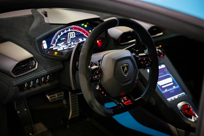 Chắn bùn sau của Lamborghini Huracan STO có nguồn gốc từ Super Trofeo EVO, về cơ bản chi tiết này đóng vai trò như một khe hút gió cho động cơ, cho phép giảm 30% tổn thất áp suất tĩnh. Trong khi đó, mui xe của động cơ phía sau có một ống hút gió tích hợp và bộ làm lệch hướng không khí chuyên dụng. Tiếp đó là vây cá mập, cánh gió sau có thể điều chỉnh, ống dẫn làm mát phanh trước mới và phanh Brembo CCM-R.