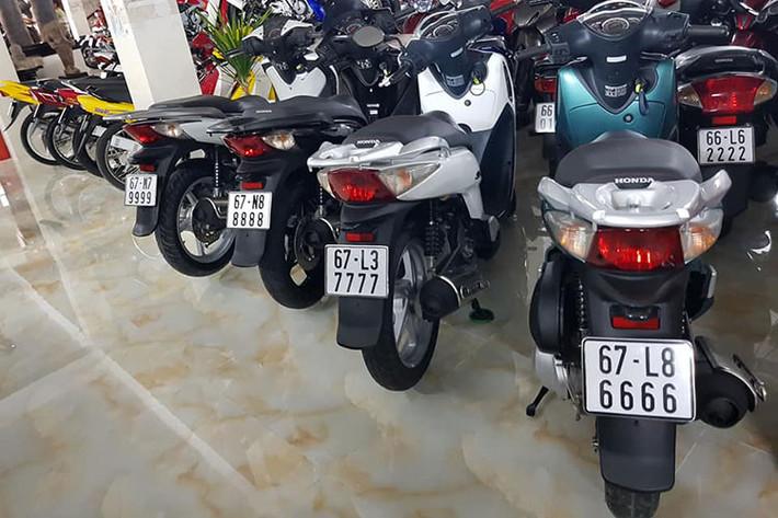 Cụ thể các mẫu xe máy biển tứ quý có mặt trong bộ sưu tập này bao gồm: Honda: Honda Dream, Honda Wave, Honda Wave Alpha, Honda Future, Honda Future Neo, Honda Click, Honda Air Blade, Honda Spacy, Honda SH, Honda Dylan...; Yamaha: Yamaha Taurus, Yamaha Jupiter Yamaha Nouvo, Yamaha Luvias và Yamaha Mio...; Suzuki: Suzuki Viva, Suzuki RGV, Suzuki RGX...