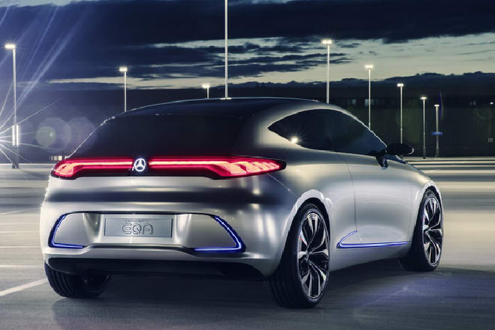 Song song đó, Mercedes-Benz cũng hé lộ hình ảnh nội thất đầu tiên của EQA. Dựa trên hình ảnh này, có thể thấy táp-lô xe gần như không khác biệt chiếc GLA, ngoại trừ số lượng đèn nội thất được tăng cường.