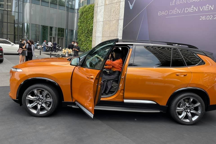 So với những đối thủ này, VinFast President có giá rẻ hơn nhiều, khởi điểm từ 4,6 tỷ đồng. Thậm chí, 100 khách hàng đầu tiên đến với "xe chủ tịch" còn được hưởng mức giá ưu đãi chỉ 3,8 tỷ đồng.