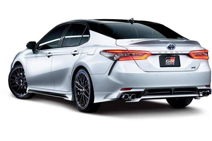 Nếu thích phong cách thể thao hơn, người dùng có thể chọn gói ngoại thất GR Parts của Toyota. Ngoại hình của Toyota Camry thế hệ mới trông hầm hố và tăng tính khí động học với cản trước được làm mới.