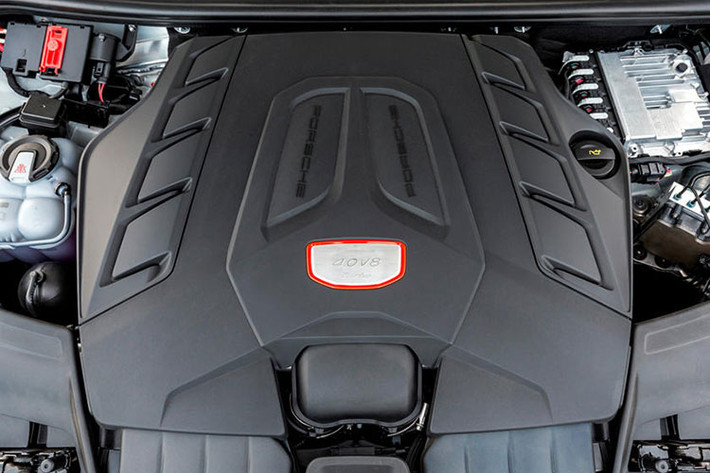 Hệ thống chống lật chủ động thuộc hệ thống kiểm soát khung gầm chủ động của Porsche (PDCC) giờ đây được kiểm soát bằng phần mềm mới tập trung vào hiệu suất, mang lại khả năng bám đường ổn định hơn và khả năng vào cua ở tốc độ cao chính xác hơn. Bên cạnh đó, hệ thống điều phối lực kéo vector của Porsche (PTV) cũng cho phép tỷ lệ biến thiên lực kéo truyền đến bánh sau lớn hơn. Trục trước được tinh chỉnh toàn diện để tăng độ chính xác khi điều khiển.