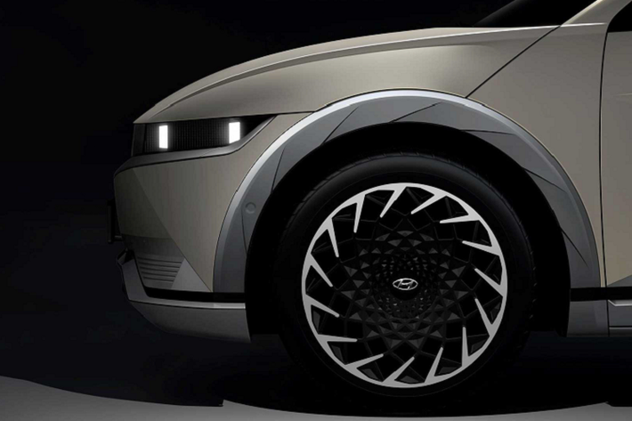 Ngoài ra, nền tảng này sở hữu thêm công nghệ sạc 2 chiều với tính năng Vehicle To Load (V2L) cho phép người dùng biến chiếc xe thành một máy phát điện dự phòng công suất 3,5 kW.