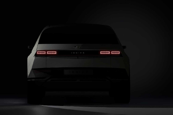 Hyundai Ioniq 5 chạy điện hỗ trợ sạc nhanh DC lên đến 232 kW, có nghĩa là có thể đạt đến trạng thái 80% chỉ trong 18 phút. Được xây dựng trên Nền tảng mô-đun toàn cầu điện (E-GMP), Ioniq 5 có công nghệ đa sạc cho phép người dùng sạc DC 400 volt và 800 volt hoặc sạc AC chậm hơn với nguồn điện tiêu chuẩn 240 volt.