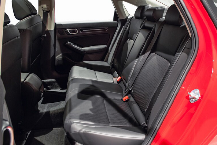 Ở phiên bản “full options” – Civic Touring có giá khởi điểm 28.300 USD (khoảng 652 triệu đồng). Phiên bản này sở hữu ngoại thất cao cấp hơn với đèn sương mù LED, mâm hợp kim 18 inch. Đi kèm với ghế trước chỉnh điện với bọc da, hệ thống âm thanh Bose 12 loa với loa siêu trầm, cụm đồng hồ kỹ thuật số 10,2 inch. Phiên bản này đi kèm với các trang bị khác như sạc điện thoại không dây, gương chiếu hậu chống chói tự động, hệ thống thông tin giải trí sử dụng màn hình 9 inch có tích hợp định vị GPS.