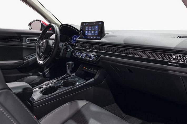 Phiên bản này đi kèm với các tính năng an toàn và hỗ trợ lái như cảm biến đỗ xe trước và sau, cảnh báo phương tiện cắt ngang khi lùi, phanh tự động khẩn cấp,…