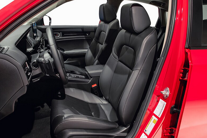 Cao hơn phiên bản Civic Sport chính là phiên bản Civic EX có giá 24.700 USD (khoảng 569 triệu đồng). Phiên bản này đi kèm với nhiều tiện nghi nổi bật như điều hoà tự động hai vùng độc lập, ghế trước có sưởi và cửa sổ trời. Bên cạnh đó, gương chiếu hậu ngoại thất sưởi và ghế sau gập chia 60/40. Phiên bản Civic EX sử dụng động cơ 4cyl 1.5L tăng áp cho công suất 180 mã lực và mô-men xoắn cực đại 240 Nm.