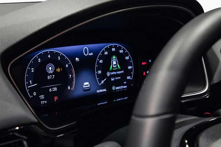 Civic 2022 có 2 lựa chọn động cơ xăng 4cyl 1.5L tăng áp và 2.0L hút khí tự nhiên. Trong đó, máy xăng 2.0L cho công suất 158 mã lực tại 6.500 vòng/phút và mô-men xoắn cực đại 188Nm tại 4.200 vòng/ phút.