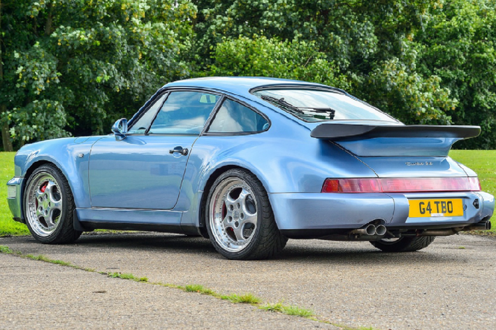 Những điểm nhấn khác ở ngoại thất bao gồm bộ mâm nan hoa 18 inch, cùm phanh màu đỏ, ống xả kép ở hai bên và cánh gió biểu tượng “đuôi cá voi” đặc trưng. Tổng quan, ngoại thất của xe vẫn trong tình trạng tốt do được bảo quản kỹ trong suốt quá trình sử dụng.