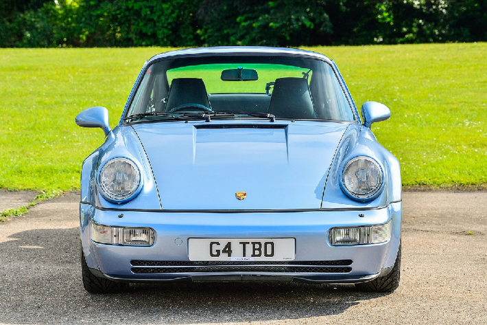 Chiếc Porsche 964 Turbo đặc biệt này từng thuộc sở hữu của Sultan Brunei và được ông đặt hàng riêng với Porsche vào năm 1994. Sau đó, chiếc 964 được Jenson Button, nhà vô địch thế giới ở giải đua Công thức 1 vào năm 2009 mua lại.