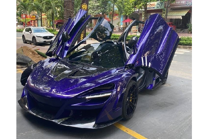 Được biết, chiếc siêu xe McLaren 720S mang gói độ N-Largo của hãng Novitec có một không hai tại Việt Nam đã được doanh nhân Vũng Tàu bán lại cho một người chuyên mua bán siêu xe tại Sài thành. Hiện không rõ giá trị của giao dịch này nhưng chắc chắn sẽ giúp giới mê xe ở TP HCM vui mừng vì có thể thường xuyên nhìn ngắm được diện mạo của chiếc siêu xe McLaren 720S có gói độ chỉ 15 xe trên thế giới.