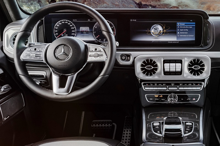 Còn lại, thiết kế nội thất của G-Class 2022 không có khác biệt nào so với các phiên bản "tiền nhiệm". Bảng tablo gồm 2 màn hình kỹ thuật số nối liền nhau, cụm điều khiển trung tâm chưa được nâng cấp thành dạng touchpad cỡ lớn như các dòng xe khác của Mercedes-Benz.