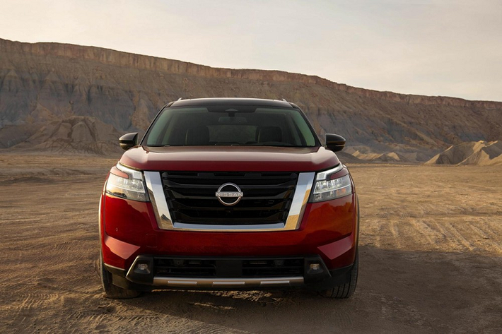 Bên ngoài, mẫu SUV 3 hàng ghế đầu bảng của thương hiệu Nissan không còn giữ lại thiết kế mượt mà như trước. Thay vào đó, Nissan Pathfinder 2022 mới được áp dụng phong cách thiết kế giống những mẫu SUV dùng khung gầm sát-xi rời như Patrol và Armada. Sở hữu ngôn ngữ thiết kế mới của hãng Nissan, Pathfinder 2022 được trang bị lưới tản nhiệt V-Motion cỡ lớn, cụm đèn pha hình chữ C độc đáo và chắn bùn trước/sau nổi bật, mang đến vẻ "cơ bắp" cho mẫu SUV này. Ngoài ra, chắn bùn trước/sau phồng lên còn tạo ra hình chữ "U" lạ mắt cho sườn xe.