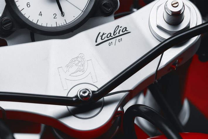 Chiếc xe môtô Magni Italia đặc biệt mà chúng ta đang thấy chính là sản phẩm độc nhất vô nhị được tạo ra dưới kiểu dáng Cafe Racer với bình xăng lớn kéo dài, bộ fairing phía trước kích thước lớn cùng tay lái đặt thấp, gác chân lùi về phía sau. Đây chính là tiền thân của những mẫu Sport bike đỉnh cao trong thời điểm hiện tại.