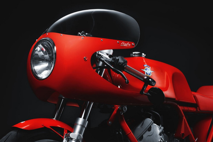 Trên chiếc xe Italia 01/01, khối động cơ 3 xy-lanh của MV Agusta được sử dụng tren chiếc xe có sức mạnh 798 phân khối từ MV Agusta Brutale 800.