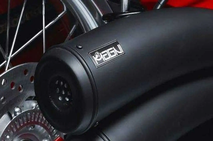 Ngoài ra còn có kẹp phanh Brembo hiện đại, phuộc Oram ở cả trước và sau. 