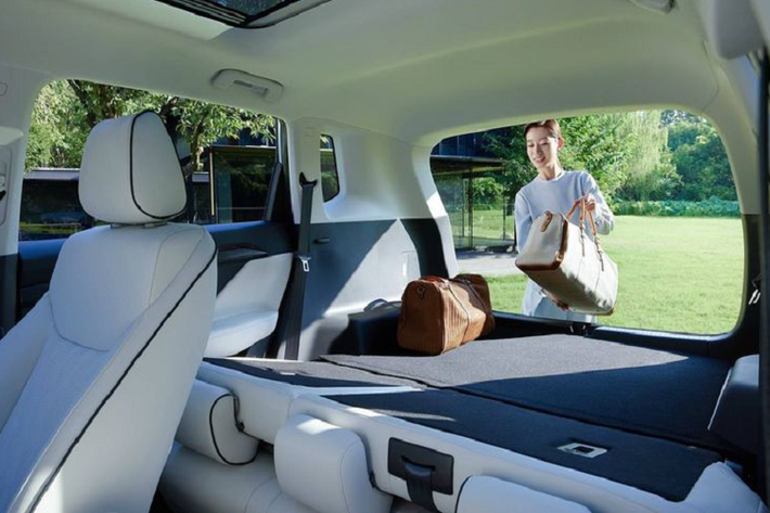 Đặc biệt, chiếc crossover còn có cả cửa sổ trời toàn cảnh cỡ lớn (kích thước 1.002 mm x 800 mm).