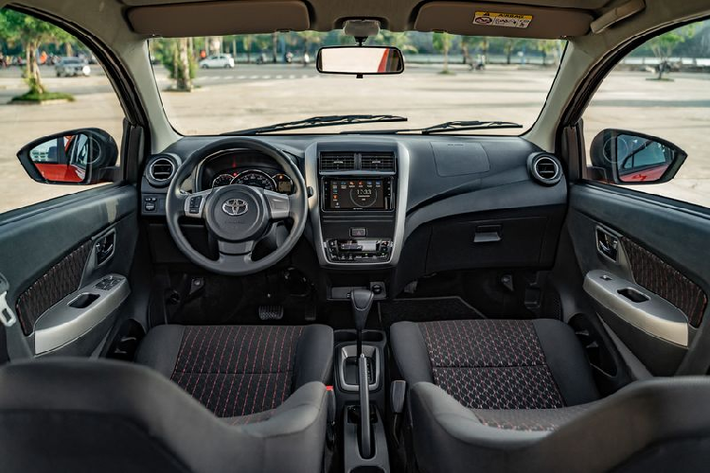 Tuy nhiên, tiện nghi nội thất và trang bị an toàn trên Wigo mới đều được nâng cấp, các trang bị đáng chú ý gồm 2 túi khí, dây đai 3 điểm tại 5 vị trí, hệ thống chống bó cứng phanh ABS, camera lùi và hệ thống phân phối lực phanh điện tử EBD. Toyota Wigo 2020 được trang bị động cơ xăng 4 xy-lanh 1.2L, sản sinh công suất 86 mã lực và 107 Nm mô-men xoắn cực đại. Đi kèm với đó là hộp số tuỳ chọn tự động 4 cấp hoặc số sàn 5 cấp.