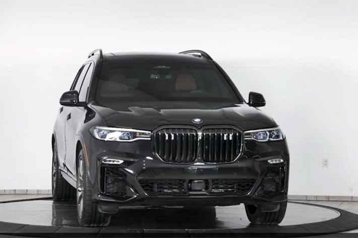 Nhìn từ bên ngoài, BMW X7 của Inkas trông như một chiếc xe tiêu chuẩn được hoàn thiện trong bộ kit màu đen toàn diện. Ngoại trừ logo thì mọi chi tiết ở thân xe đều chìm trong sắc đen.