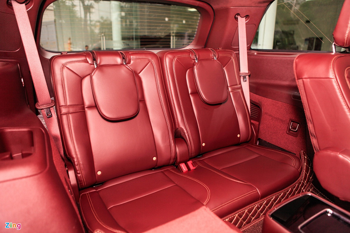 Chiếc Lincoln Aviator trong bài viết có cấu hình 2+2+3 chỗ ngồi. Ghế ở hàng thứ hai có bệ tì tay, trượt tiến/lùi, điều chỉnh được độ ngả lưng, tuy nhiên đây là ghế chỉnh cơ thay vì điện. Không gian hàng ghế thứ ba đủ rộng rãi với người cao dưới 1,7 m.