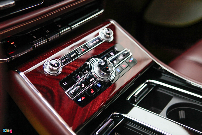 Xe được trang bị màn hình trung tâm 10 inch dùng hệ điều hành SYNC 3 của Ford, chuyển số bằng phím bấm, hệ thống nút điều khiển chức năng được bố trí gọn gàng, với các tiện nghi như điều hòa tự động, hàng ghế trước chỉnh điện đa hướng, tích hợp sưởi và làm mát.