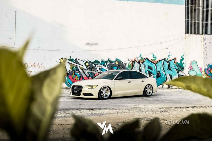 Được biết, chỉ tính riêng bộ phuộc hơi hạ gầm của chiếc Audi A6 này đã "ngốn" gần 100 triệu đồng của chủ nhân. Bên cạnh phần gầm xe thấp và mâm xe mới, chiếc Audi A6 trong bài còn được chủ nhân đổi màu sơn từ nguyên bản sang màu cà phê sữa với tên gọi Khaki, một gam màu đang khá thịnh hành với các dân chơi Việt. Toàn bộ quá trình đổi màu này được thực hiện bằng phương pháp dán đề-can.