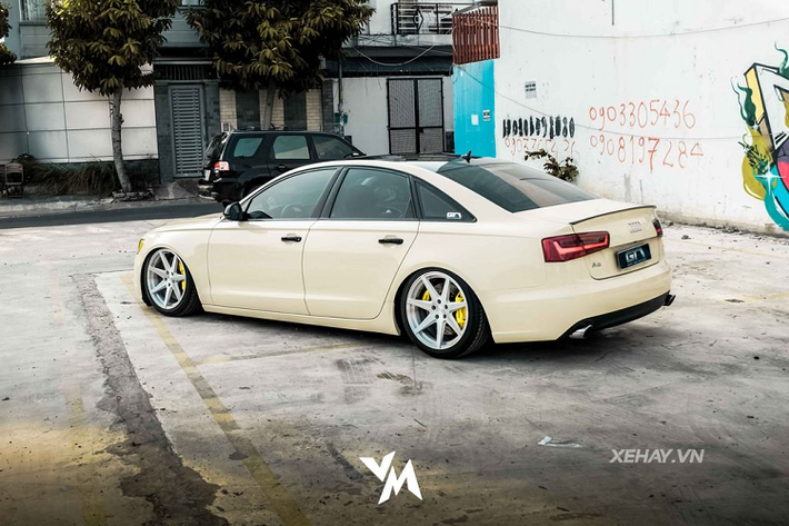 Chưa hết, với phong cách độ Stance, chiếc Audi A6 hàng hiếm này còn được điều chỉnh camber nhằm cho ra góc bánh xe nghiêng lạ mắt. Đi kèm với đó là bộ mâm Offset kích cỡ lớn và lốp mỏng, bộ phanh hàng hiệu Brembo mang tới diện mạo hầm hố và khoẻ khoắn cho xe.