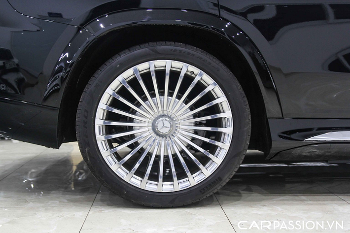 So với GLS thông thường, GLS 600 được trang bị các phần viền hốc bánh xe rộng hơn, hông xe được trang bị líp giúp xe thấp hơn với nẹp chrome tạo điểm nhấn. Xe được trang bị bệ bước có thể đóng mở tự động với độ phản hồi nhanh nhạy được đính logo Maybach. Xe được trang bị bộ mâm đa chấu được hoàn thiện bóng bẩy với kích thước 23 inch. Ngoài ra, khách hàng còn có thể lựa chọn các tùy chọn mâm khác với kích thước có thể lên tới 23 inch, mâm cơ bản được trang bị có kích thước 22 inch.