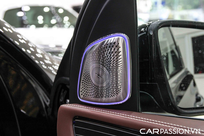 Mercedes ưu ái trang bị độc quyền cho Maybach động cơ này và bổ sung thêm hệ thống EQ Boost dùng điện 48V bổ trợ với khả năng tăng tạm thời công suất hệ thống thêm 22 mã lực, mô men xoắn thêm 250 Nm.