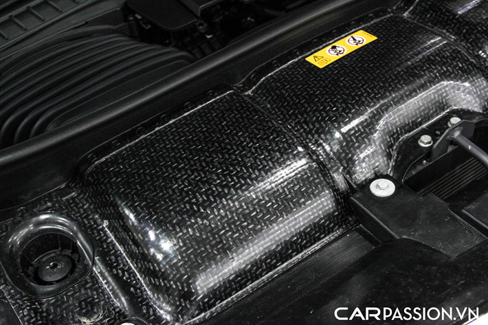 Chiếc GLS 600 này được trang bị tùy chọn tủ lạnh được đặt ở giữa hai ghế phía sau. Xe được lựa chọn trang bị các tính năng khác như cửa sổ trời cỡ lớn với 2 chế độ kính mờ/trong, tấm che nắng chỉnh điện, điều hòa độc lập cho ghế sau…