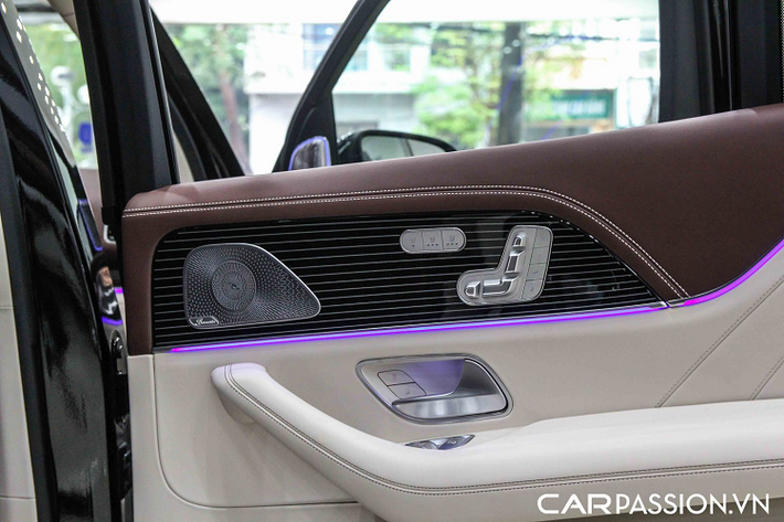 Động cơ kết hợp với hộp số tự động 9 cấp 9G-TRONIC và hệ dẫn động 4 bánh toàn thời gian 4MATIC. Chiếc xe có tổng khối lượng lên tới 2,78 tấn này có thể tăng tốc từ 0 lên 100 km/h trong vòng 4,9 giây, tốc độ tối đa trong khi đó bị giới hạn điện tử ở mức thường gặp là 250 km/h.