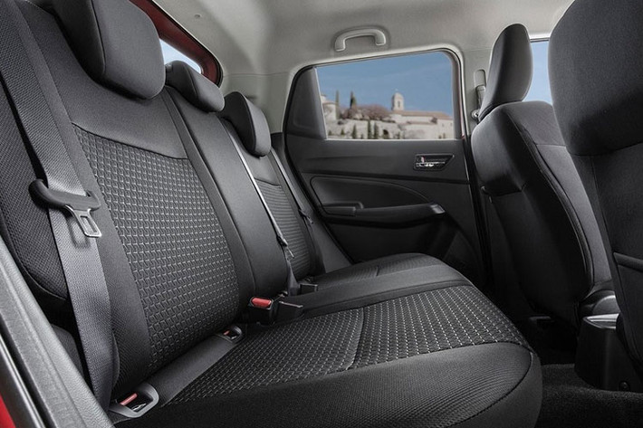 Điều thú vị là Suzuki Swift 2021 tại Thái Lan không còn hộp số sàn. Thay vào đó, động cơ chỉ đồng hành với hộp số biến thiên vô cấp CVT, truyền sức mạnh tới cầu trước. Theo hãng Suzuki, Swift mới sẽ tiết kiệm nhiên liệu hơn với mức tiêu thụ trung bình 23 km/lít (khoảng 4,3 lít/100 km).