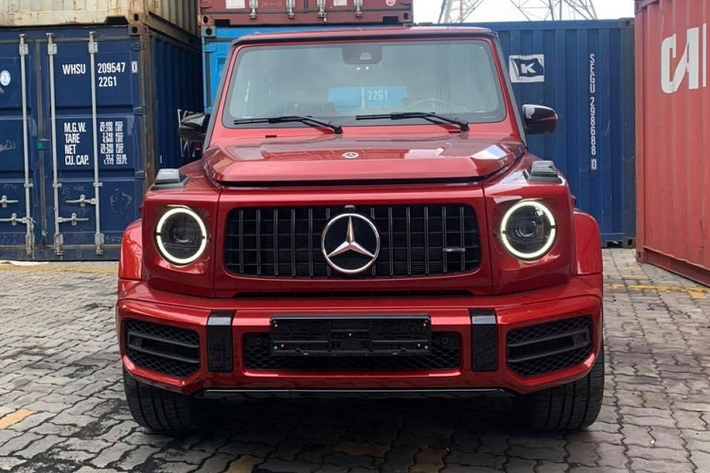 Dòng SUV hạng sang Mercedes-AMG G63 thế hệ mới được giới nhà giàu Việt cực kỳ ưa chuộng với hơn 110 chiếc được mang về nước. Tuy nhiên, số lượng những chiếc xe Mercedes-AMG G63 mang màu sơn đỏ không có quá 3 chiếc. Mercedes-AMG G63 tiếp tục về nước nhưng sở hữu màu sơn đỏ cực hiếm từ trong ra ngoài gây thú vị với đại gia Việt