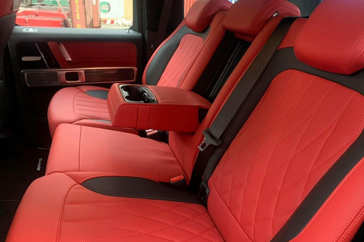 Điểm ấn tượng dễ nhận ra nhất chính là phần đầu xe SUV hạng sang Mercedes-AMG G63 đời mới đã lột xác hoàn toàn với lưới tản nhiệt Panamericana rất thể thao với các thanh nan dạng đứng được mạ crôm hoặc sơn tối màu. Nắp capô cũng được làm mới nhưng 2 đèn xi-nhan đặt hai bên hông nắp capô này vẫn giữ nguyên.