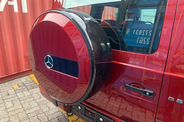 Không chỉ phía trước, đằng sau Mercedes-AMG G63 cũng có sự thay đổi. Trong đó, cụm đèn hậu được thiết kế lại gọn gàng hơn, cản sau của xe cũng trông vạm vỡ so với bản cũ. Còn lại, Mercedes-AMG G63 vẫn giữ nguyên bộ phận để bánh xe dự phòng ở ngay cửa sau với chất liệu bằng thép không gỉ mang nét đặc trưng của dòng xe Mercedes-Benz G-Class qua nhiều năm.
