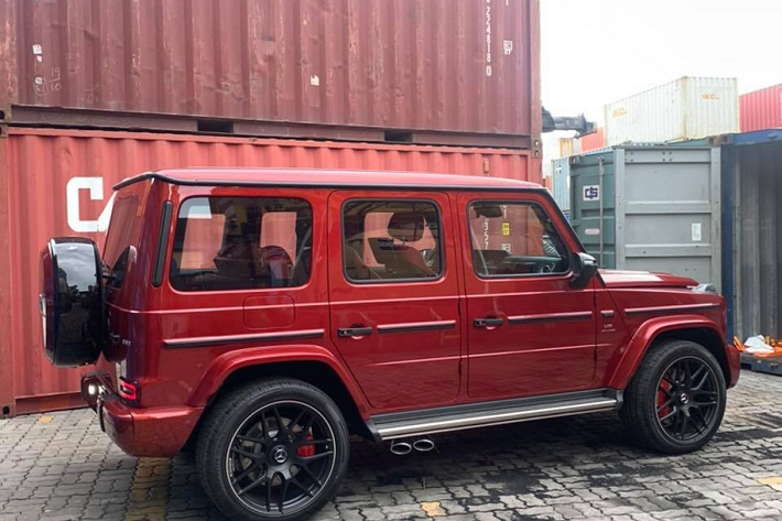 Hiện không rõ chiếc SUV hạng sang Mercedes-AMG G63 màu đỏ này được chào bán bao nhiêu, chỉ biết rằng, giá xe Mercedes-Benz chính hãng đang phân phối dòng xe SUV hạng sang Mercedes-AMG G63 có giá bán lên đến 10,95 tỷ đồng, mức giá này đã qua nhiều lần điều chỉnh tăng giá.