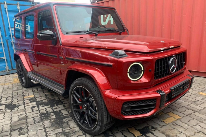 Trong đó, 1 chiếc SUV hạng sang Mercedes-AMG G63 mới được khui công trong nước đã ngay lập tức gây sự chú ý với giới nhà giàu bởi tông màu đỏ ở ngoại thất và trong khoang lái của xe. Đây là chiếc xe Mercedes-AMG G63 hiếm hoi tại Việt Nam vừa sở hữu ngoại thất sơn màu đỏ nổi bật lại có nội thất xe tông xuyệt tông ngoại thất.