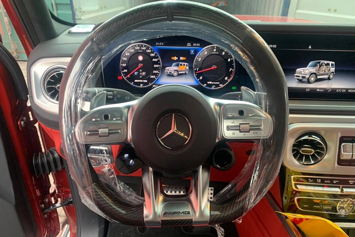 Thay đổi tiếp theo của dòng xe Mercedes-AMG G63 thế hệ thứ hai (W463) phải kể đến cản va trước, hốc gió trước thay đổi thiết kế. Hệ thống đèn chiếu sáng trên Mercedes-AMG G63 thế hệ thứ hai đã được nâng cấp lên LED toàn phần với "đôi mắt" thiết kế lại hoàn toàn.
