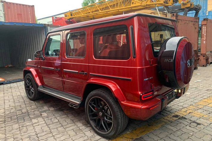 Sức mạnh được truyền tới cả 4 bánh thông qua hộp số tự động AMG Speedshift Plus 9 cấp. Nhờ đó, chiếc SUV hạng sang Mercedes-AMG G63 2021 này có thể tăng tốc từ vị trí xuất phát lên 100 km/h trong thời gian 4,5 giây trước khi đạt vận tốc tối đa 220 km/h.