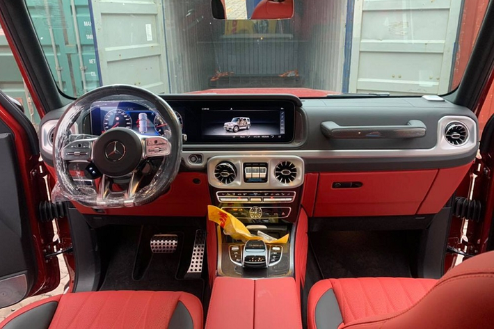 Là một trong những dòng SUV địa hình đến từ Mercedes-Benz, G-Class sở hữu khả năng off-road tuyệt vời. Trong đó, bản hiệu suất cao Mercedes-Benz G63 được nhiều khách hàng ưa chuộng bởi khả năng vận hành mạnh mẽ, hỗ trợ người lái tối đa trong việc chinh phục những địa hình khó và ngoại hình bắt mắt. Ở thế hệ thứ 2, mẫu xe này đã được gọi tên là Mercedes-AMG G63 thay vì Mercedes-Benz G63 AMG như trước.