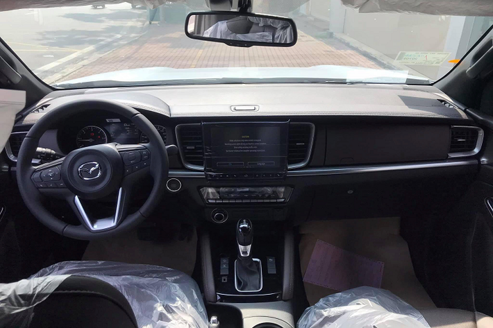 Ngoại thất Mazda BT-50 2021 mới bề thế và hiện đại hơn thế hệ cũ. Được biết, xe có tổng cộng 4 màu sơn gồm: Xám, Xanh, Trắng và Đỏ. Ở phiên bản BT-50 1.9 Premium cao cấp nhất, BT-50 2021 được trang bị khá nhiều “đồ chơi” tiện nghi, giải trí và hỗ trợ lái như: Vô lăng điều chỉnh 4 hướng, chìa khóa từ xa thông minh, động cơ có tính năng khởi động từ xa qua chìa khoá, chức năng tự động bật đèn trong cabin.